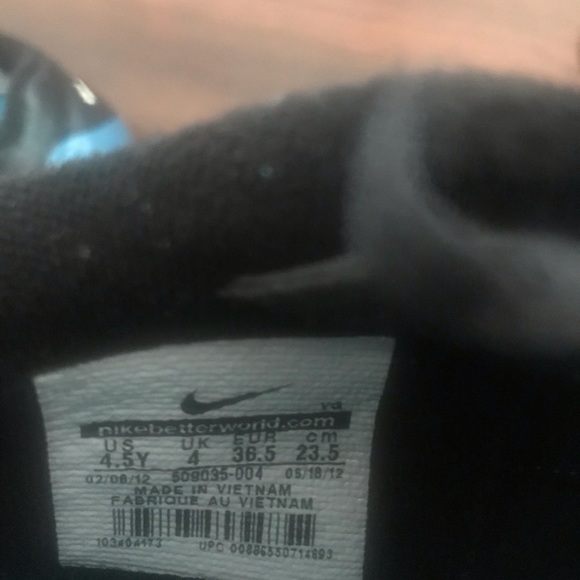 Nike soccer shoes size 4.5Y - Picture 3 of 5